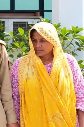 फोटो-53- हत्यारोपी पत्नी के साथ सफेद शर्ट में जितेंद्र सिंह और काली शर्ट में तौहीद। संवाद