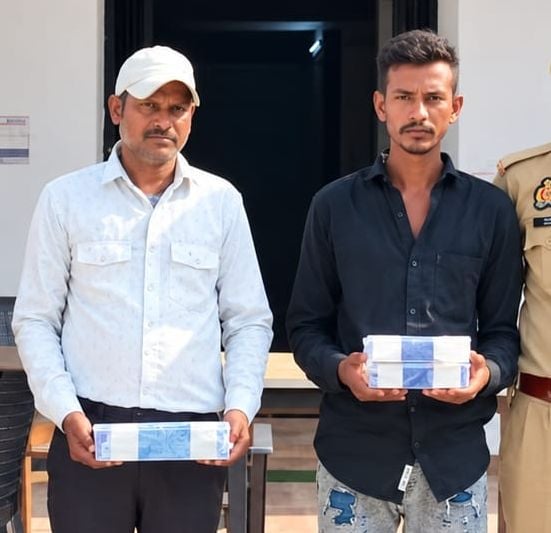 फोटो-53- हत्यारोपी पत्नी के साथ सफेद शर्ट में जितेंद्र सिंह और काली शर्ट में तौहीद। संवाद