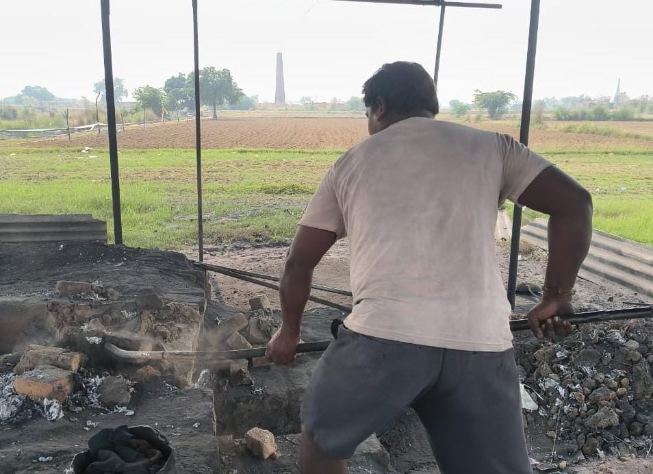 फोटो-59: बहादुरगढ़ में अवैध भट्ठी तोड़ता कर्मचारी। संवाद फोटो-59: बहादुरगढ़ में अवैध भट्ठी तोड़ता कर्मचारी। संवाद