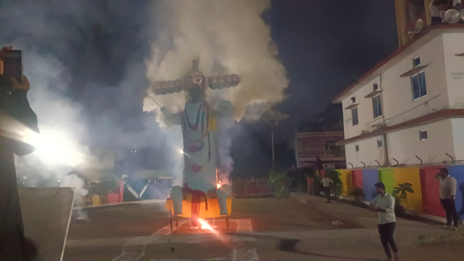 फोटो न- 21 सीकेटीपी 19 नई बाजार में दशानन का जलता पुतला। संवाद