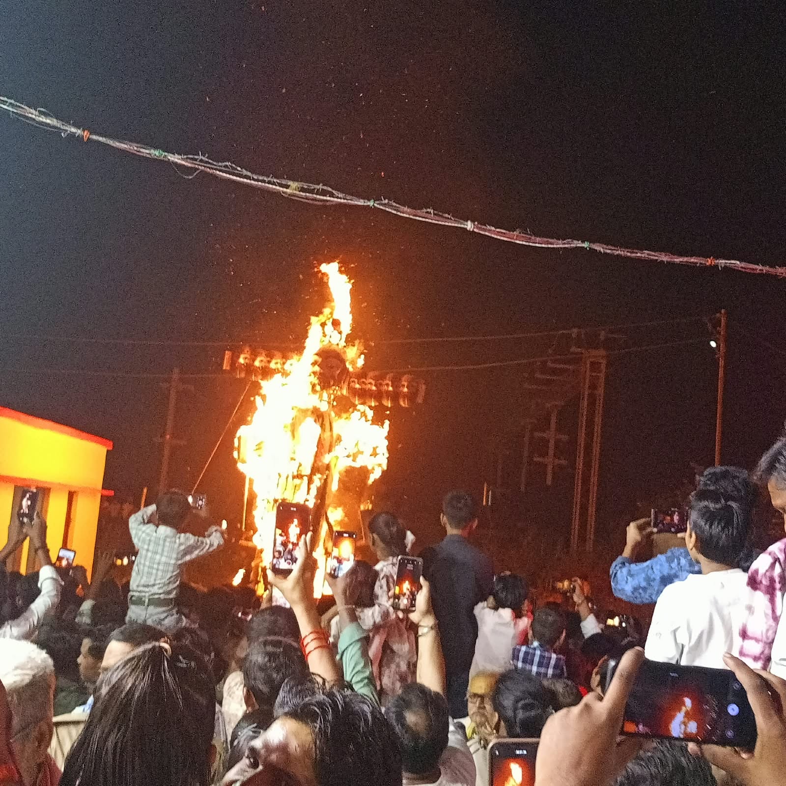 फोटो न- 21 सीकेटीपी 19 नई बाजार में दशानन का जलता पुतला। संवाद