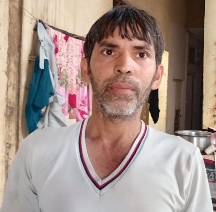 फोटो संख्या:55- महेंद्रगढ़ में मिट्टी  के दिये तैयार करते कारीगर--संवाद