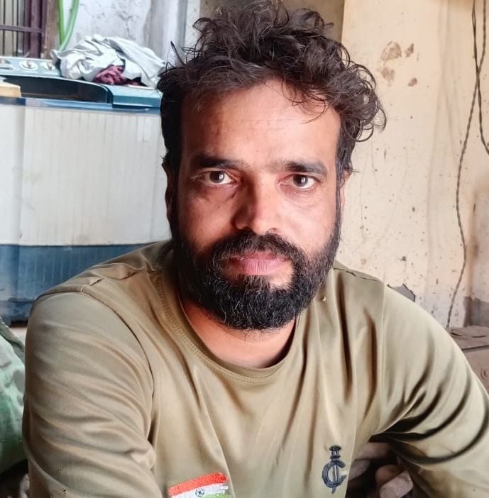 फोटो संख्या:55- महेंद्रगढ़ में मिट्टी  के दिये तैयार करते कारीगर--संवाद