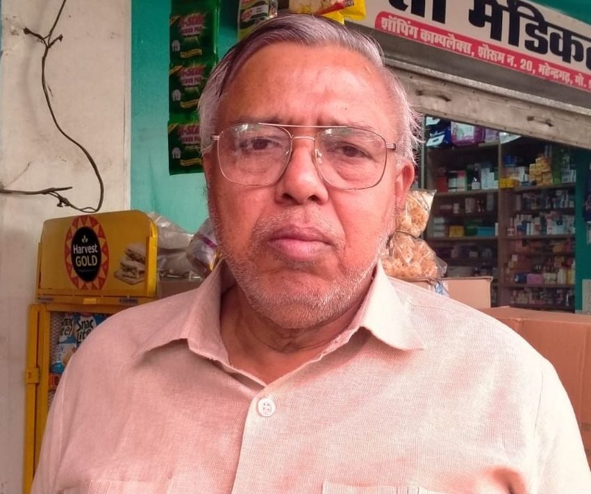 फोटो संख्या:69 शाॉपिंग कांप्लेक्स  में जनरेटर चलाता दुकानदार--संवाद