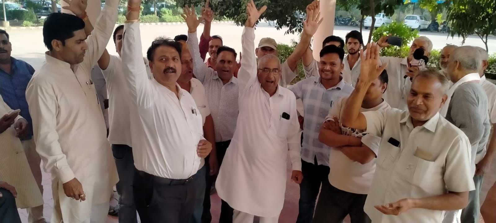 फोटो संख्या:69 शाॉपिंग कांप्लेक्स  में जनरेटर चलाता दुकानदार--संवाद