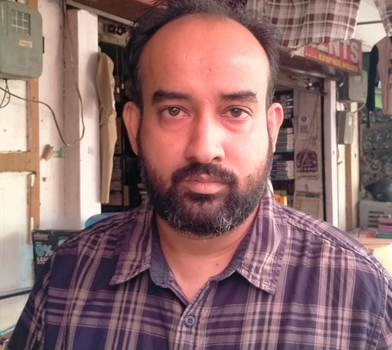 फोटो संख्या:69 शाॉपिंग कांप्लेक्स  में जनरेटर चलाता दुकानदार--संवाद