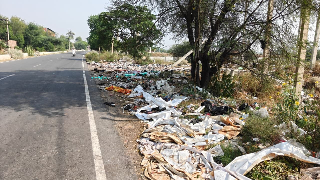 फतेहाबाद। लघु सचिवालय के सामने सेक्टर में पड़ा सीमेंट वेस्ट। संवाद