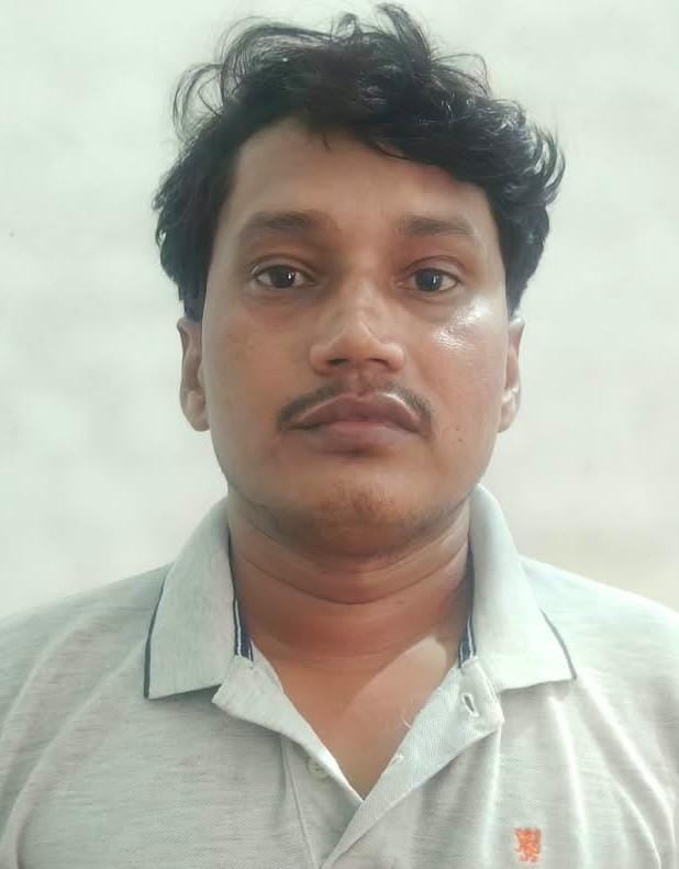 ग्राम पंचायत छछैना के नगला चक्की पर अज्ञात वाहन की चपेट में आने से टूटा बिजली का खंभा। स्रोत पा