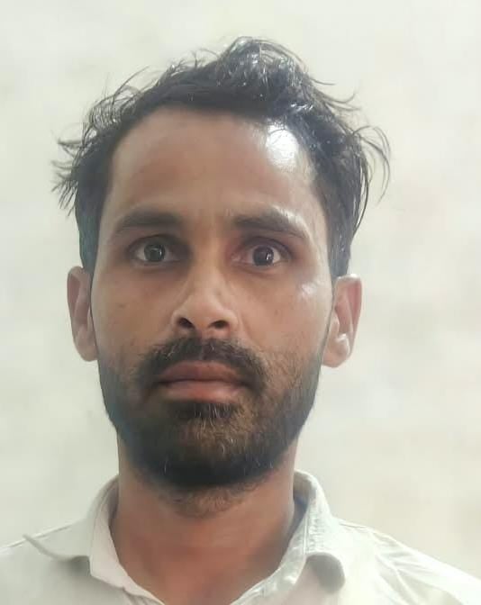 ग्राम पंचायत छछैना के नगला चक्की पर अज्ञात वाहन की चपेट में आने से टूटा बिजली का खंभा। स्रोत पा