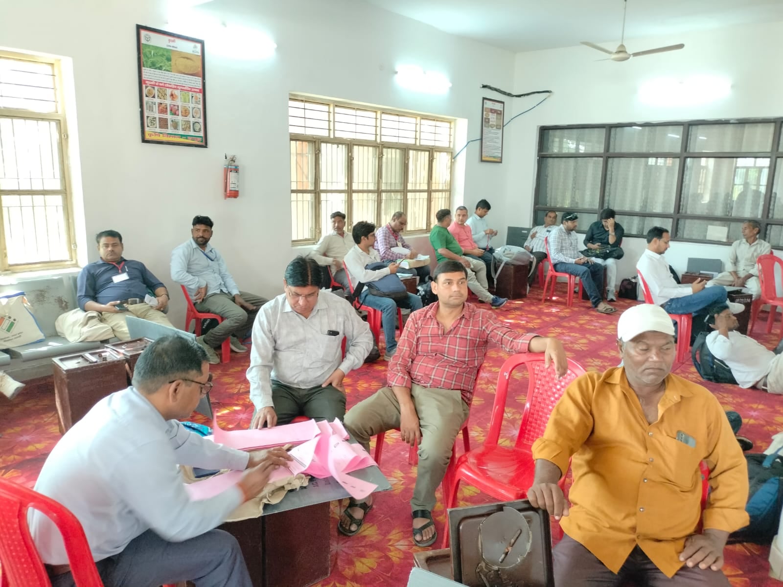हापुड़ नगर पालिका मतदान केंद्र का निरीक्षण करते ईओ। संवाद