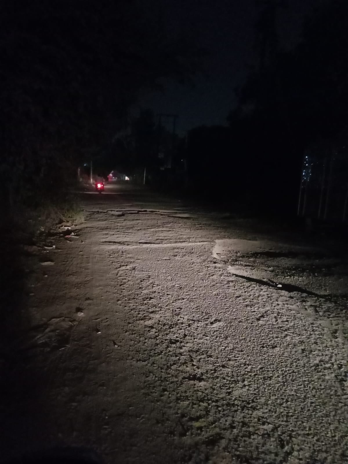इस्लामनगर नगर पंचायत के आजाद चौक पर खंभे पर लगी लाइट खराब होने से फैला अंधेरा। संवाद