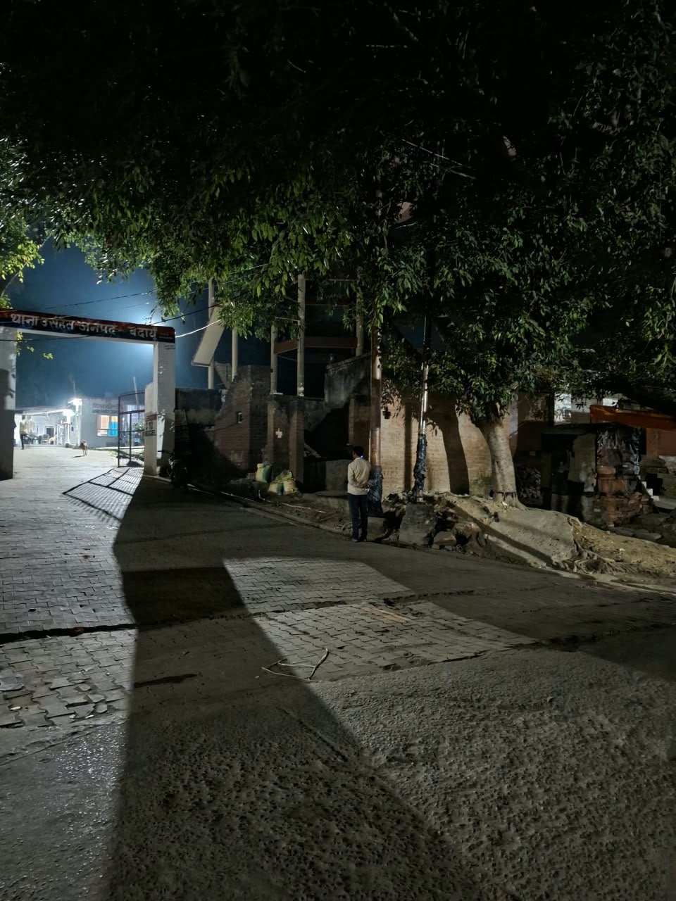 इस्लामनगर नगर पंचायत के आजाद चौक पर खंभे पर लगी लाइट खराब होने से फैला अंधेरा। संवाद