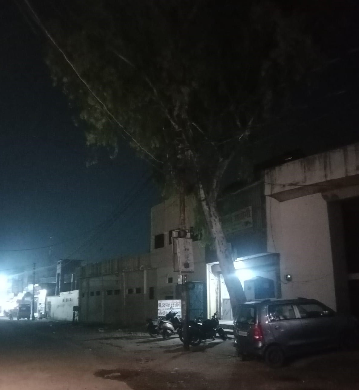 इस्लामनगर नगर पंचायत के आजाद चौक पर खंभे पर लगी लाइट खराब होने से फैला अंधेरा। संवाद