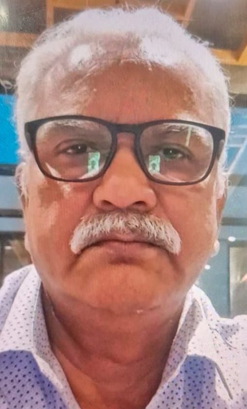 इस्लामनगर नगर पंचायत के आजाद चौक पर खंभे पर लगी लाइट खराब होने से फैला अंधेरा। संवाद
