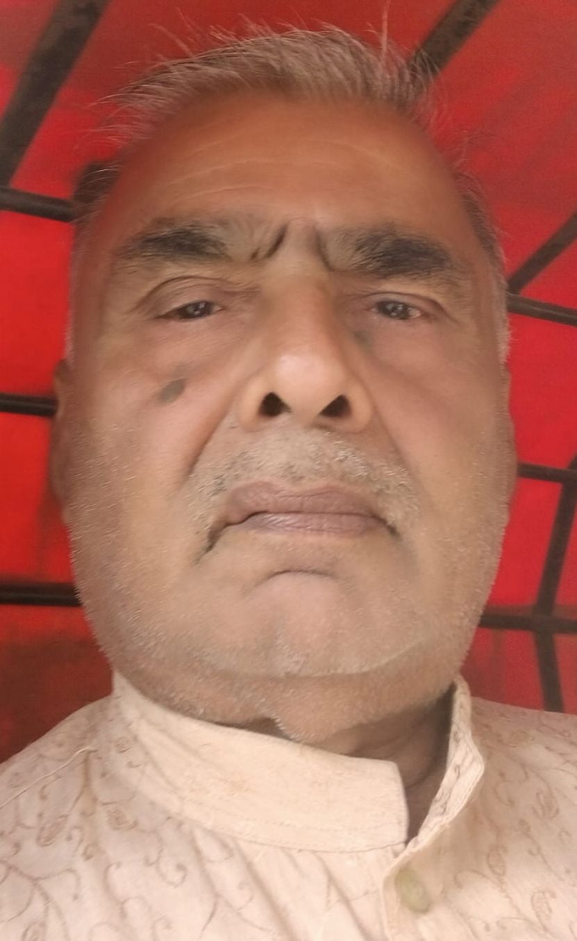 इस्लामनगर नगर पंचायत के आजाद चौक पर खंभे पर लगी लाइट खराब होने से फैला अंधेरा। संवाद