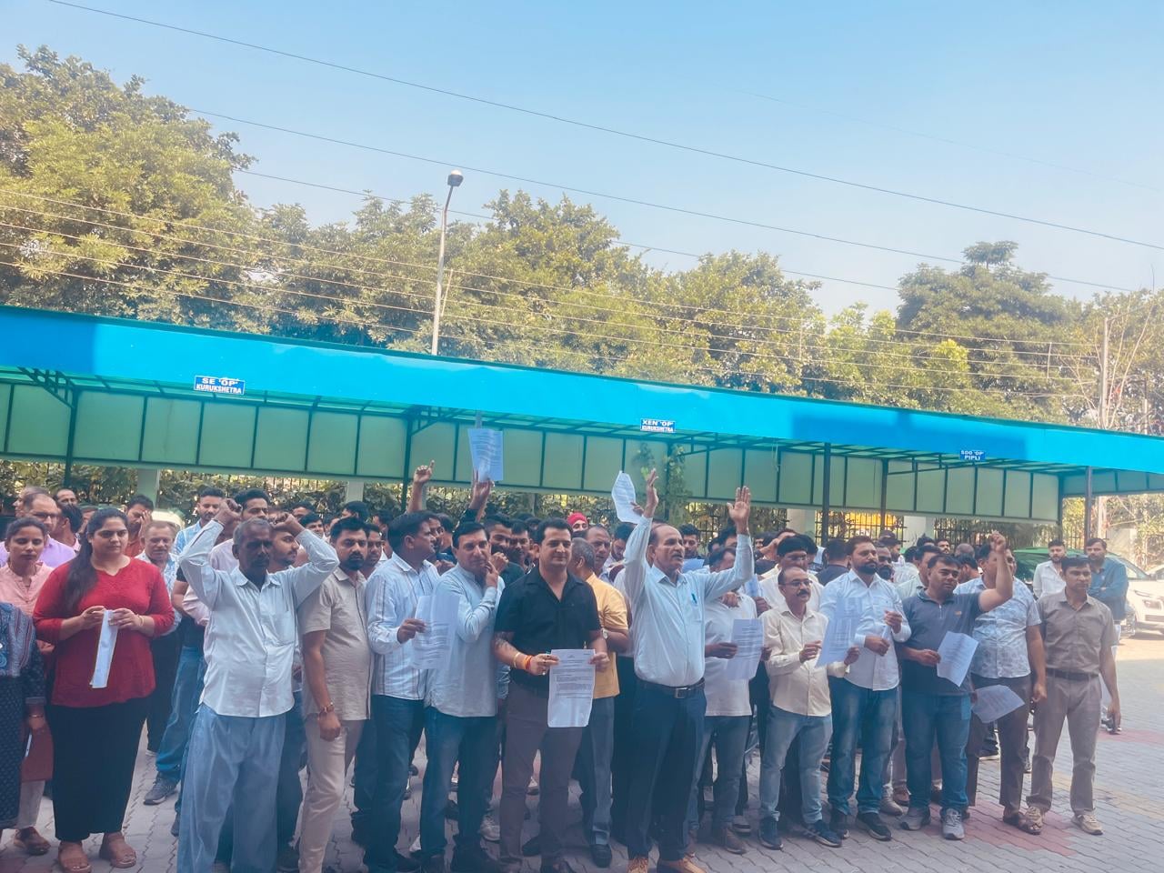 इस्माईलाबाद। सब यूनिट में विभाग के निजीकरण के खिलाफ धरने प्रदर्शन करते बिजली निगम के कर्मचारी। 