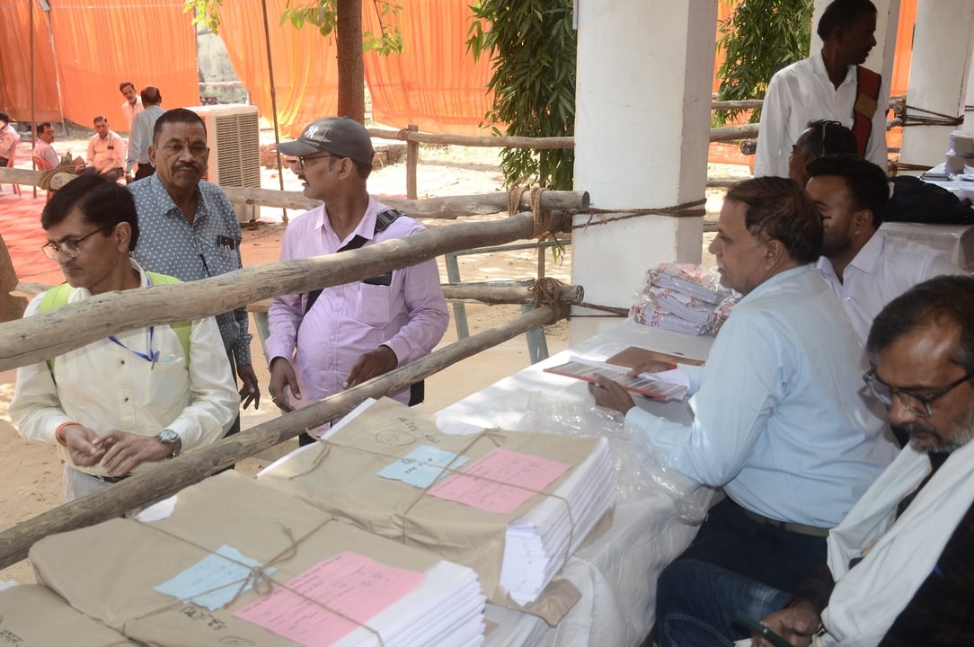 जीआईसी में स्नातक व शिक्षक एमएलसी के चुनाव के लिए बैलेट बॉक्स लेते मतदान कर्मी। संवाद