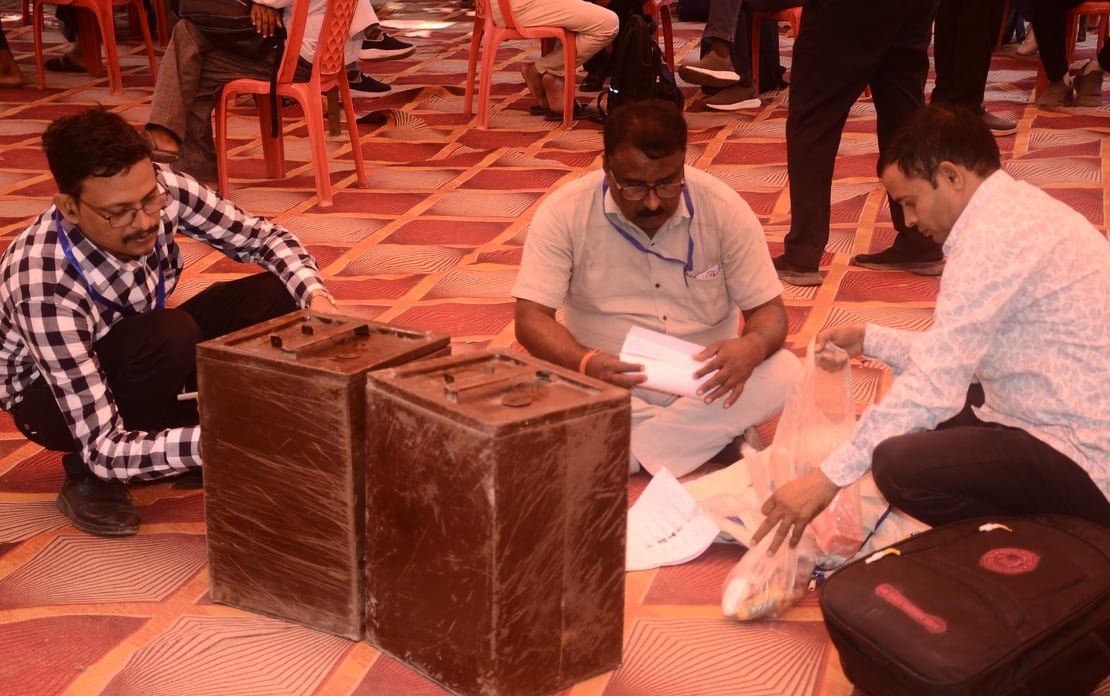 जीआईसी में स्नातक व शिक्षक एमएलसी के चुनाव के लिए बैलेट बॉक्स लेते मतदान कर्मी। संवाद