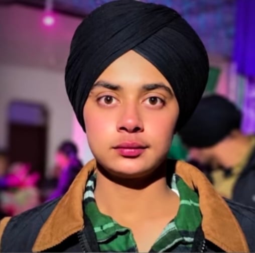 जिले के सीवन में रोड पर जानकारी देते परिजन। सोशल मीडिया जिले के सीवन में रोड पर जानकारी देते परिजन। सोशल मीडिया