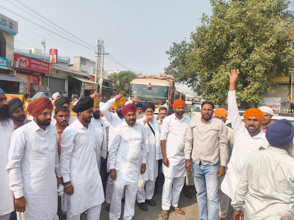जिले के सीवन में रोड पर जानकारी देते परिजन। सोशल मीडिया जिले के सीवन में रोड पर जानकारी देते परिजन। सोशल मीडिया