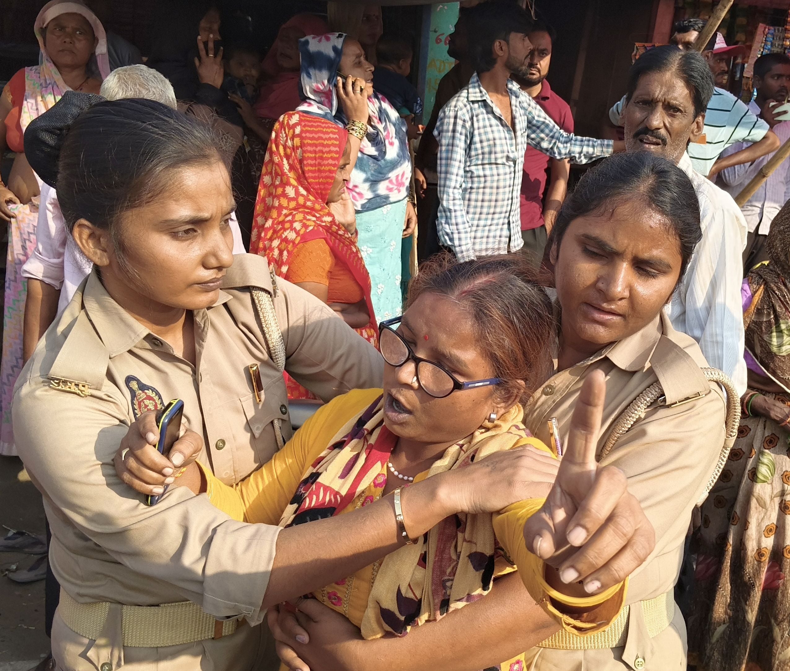 जलालाबाद में हंगामे के दौरान पुलिस से नोकझोंक करती महिला। संवाद