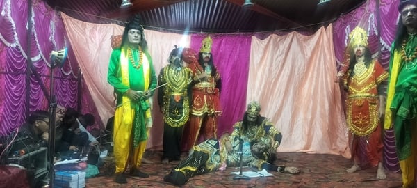 झंुग्गा देवी में मंत्री यादविंद्र गोमा को सम्मानित करते रामलीला कमेटी के सदस्य। संवाद