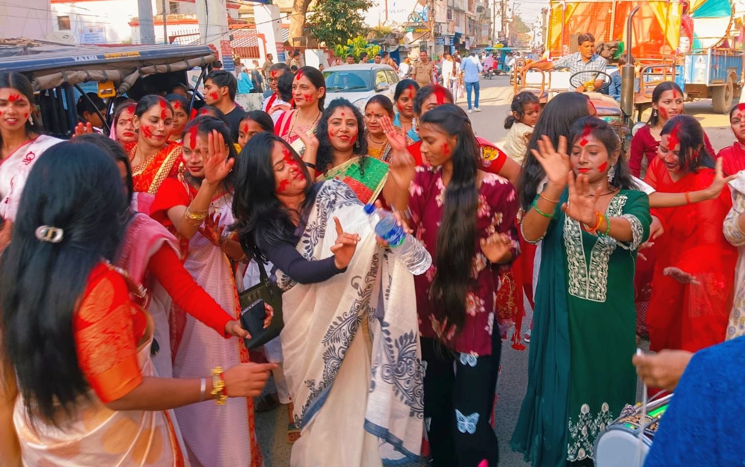 कालीबाड़ी मंदिर में नृत्य करतीं महिलाएं। संवाद