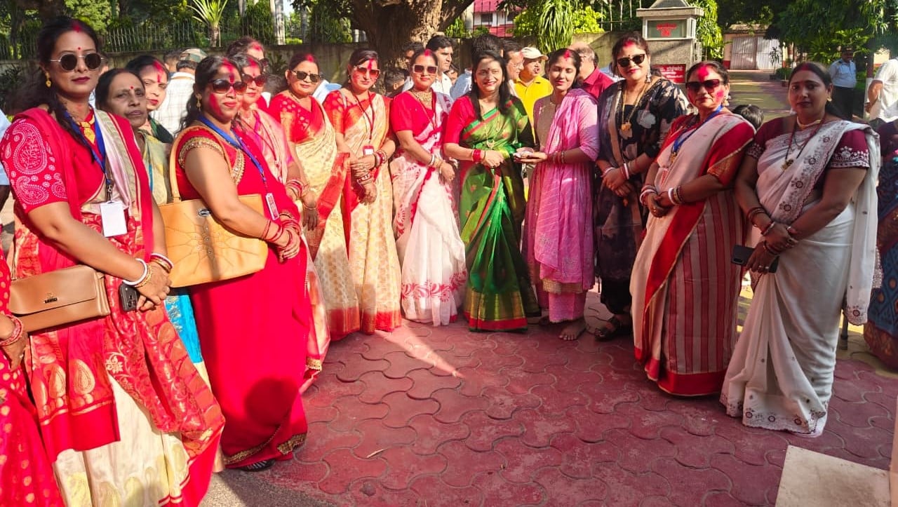 कालीबाड़ी मंदिर में नृत्य करतीं महिलाएं। संवाद