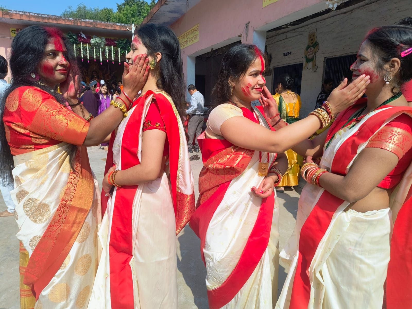 कालीबाड़ी मंदिर में नृत्य करतीं महिलाएं। संवाद