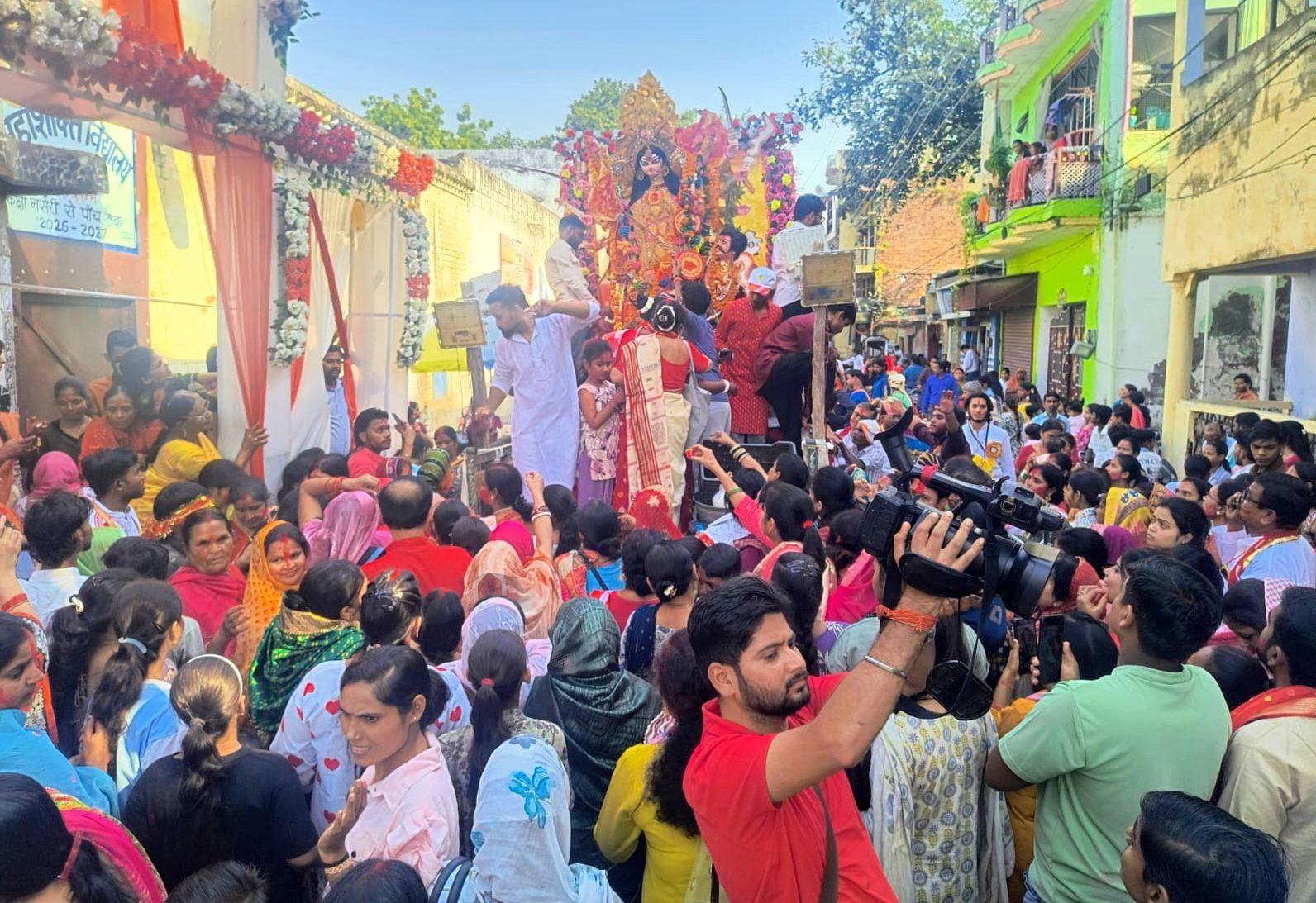 कालीबाड़ी मंदिर में नृत्य करतीं महिलाएं। संवाद