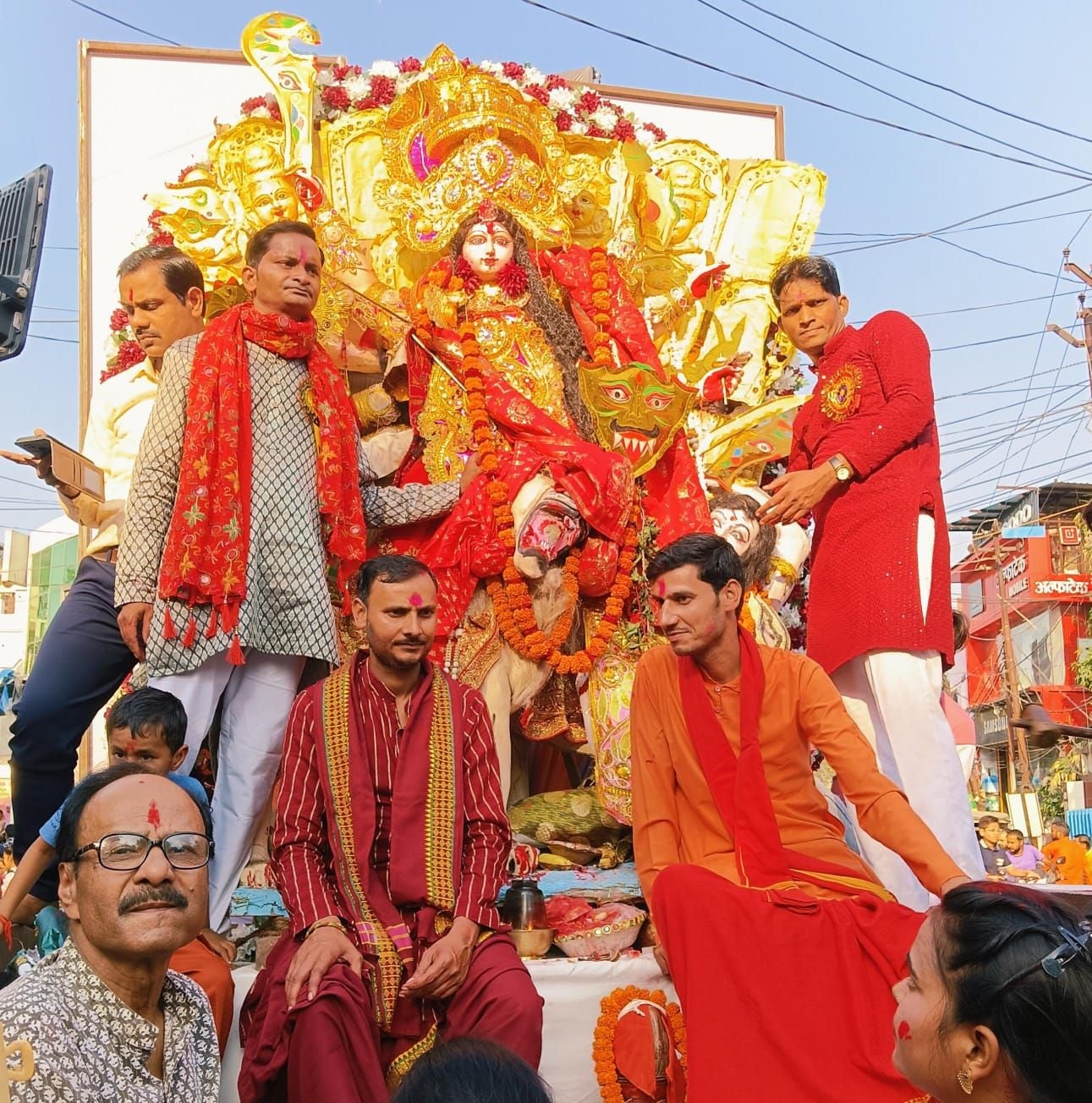 कालीबाड़ी मंदिर में नृत्य करतीं महिलाएं। संवाद