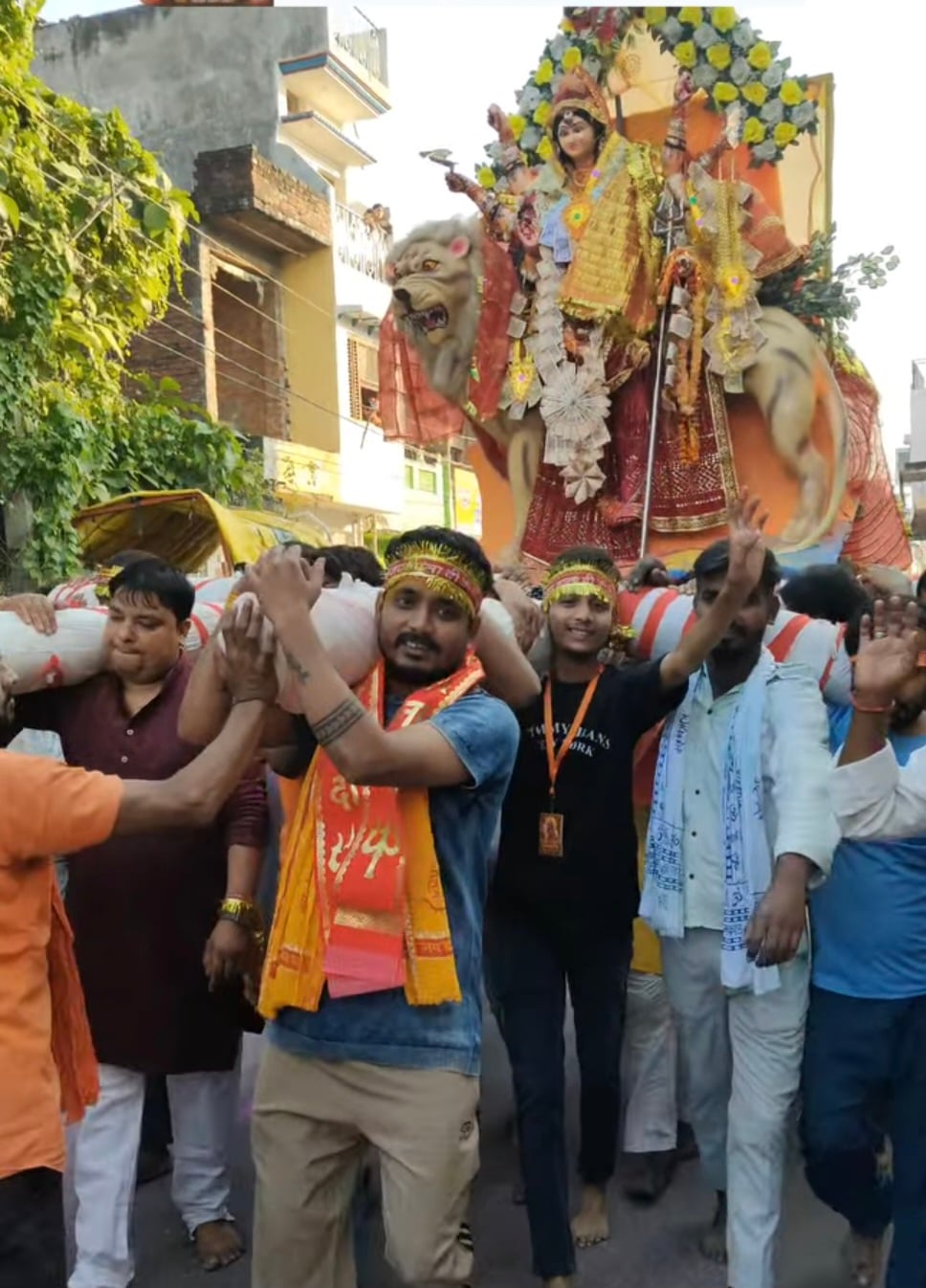 कलवारी क्षेत्र की दुर्गा प्रतिमा विसर्जन के लिए जाती हुई