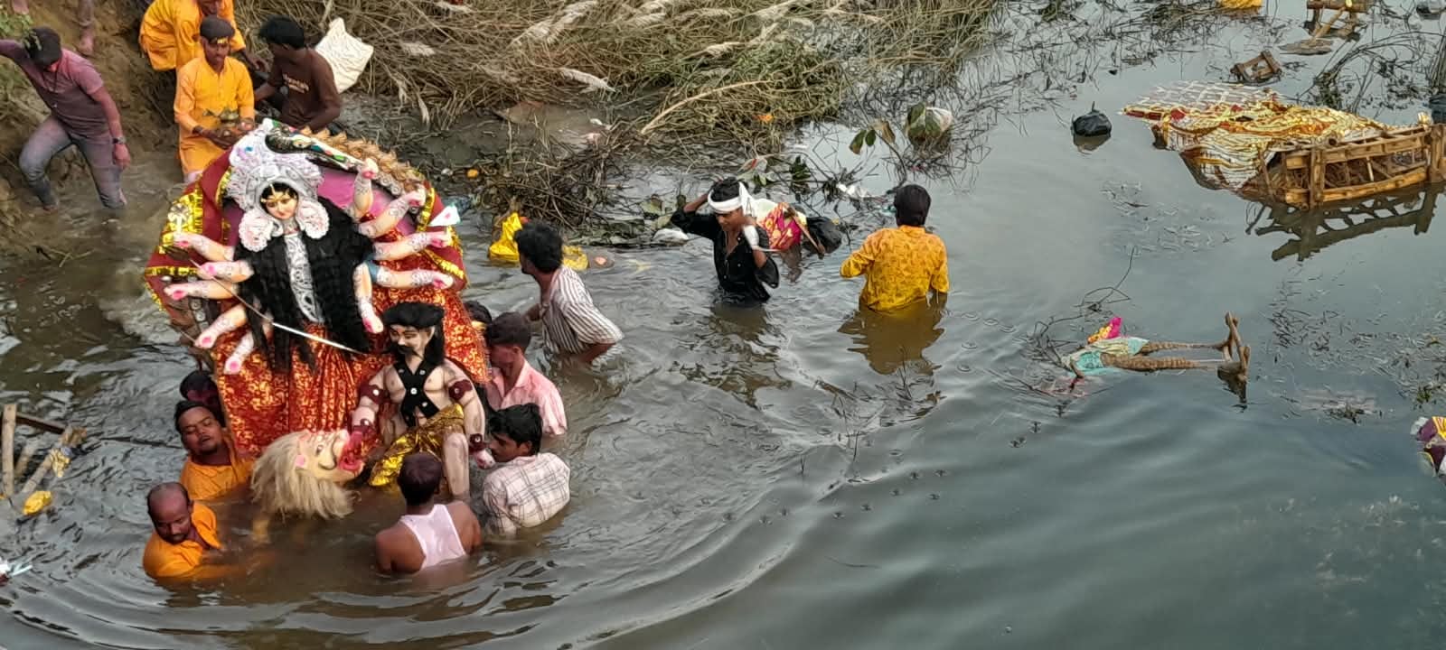 कलवारी क्षेत्र की दुर्गा प्रतिमा विसर्जन के लिए जाती हुई