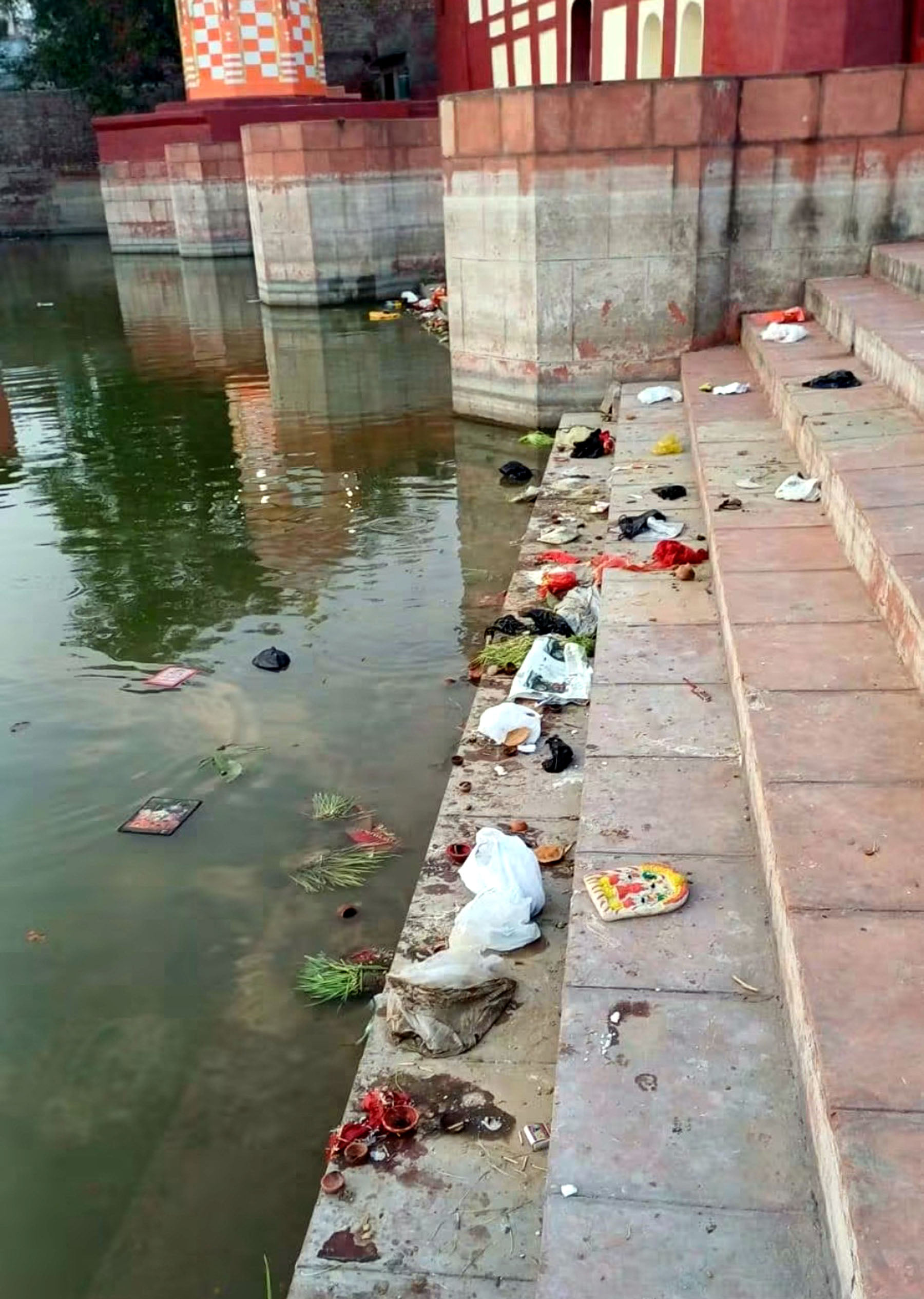 कलायत के श्री कपिल तीर्थ के घाटों पर बिखरी गंदगी। संवाद कलायत के श्री कपिल तीर्थ के घाटों पर बिखरी गंदगी। संवाद
