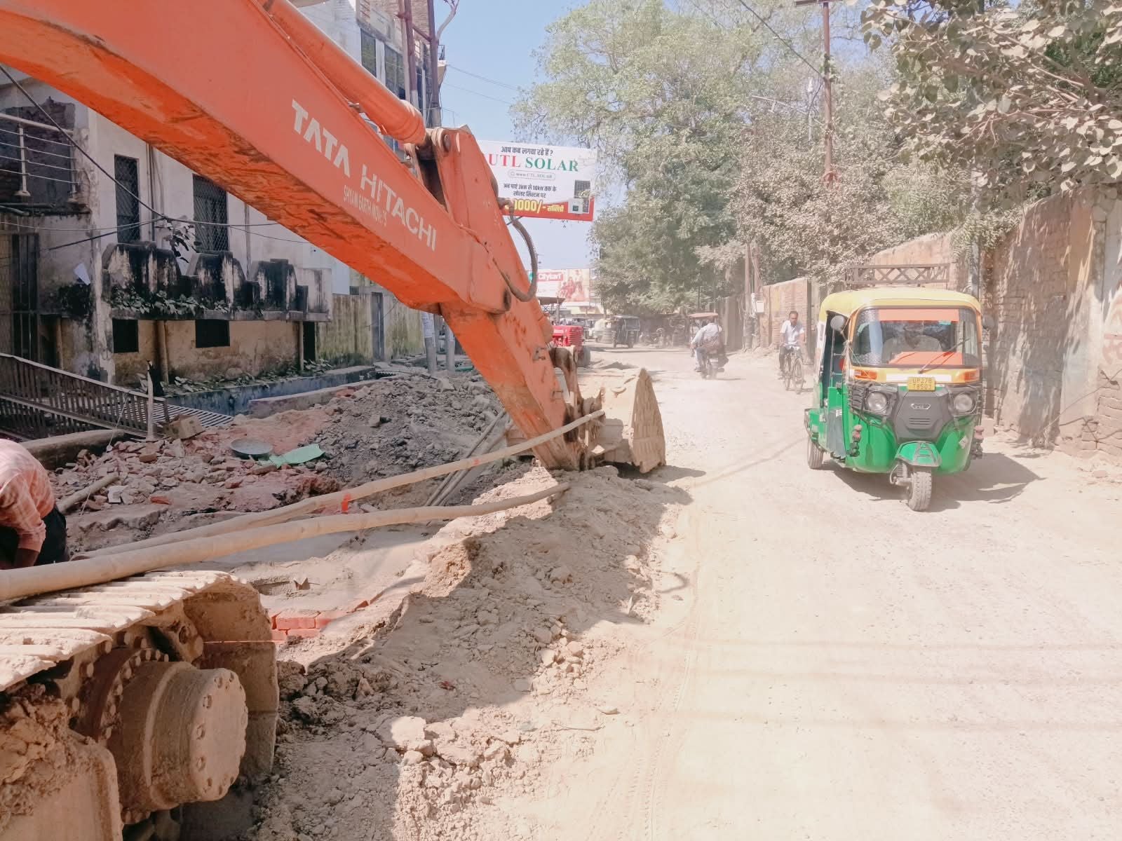 कवि तिराहा से मोहनगंज जाने वाली सड़क एक माह से निर्माण कार्य के लिए बंद। संवाद