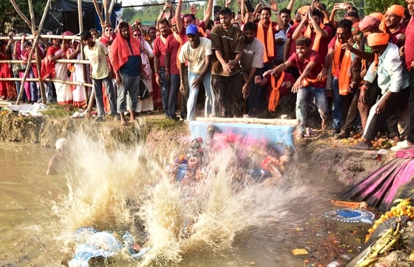 मां दुर्गा के विसर्जन के लिए उमड़े भक्त मां दुर्गा के विसर्जन के लिए उमड़े भक्त