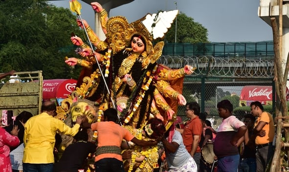 मां दुर्गा के विसर्जन के लिए उमड़े भक्त मां दुर्गा के विसर्जन के लिए उमड़े भक्त