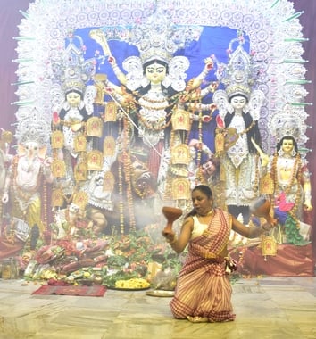 मां दुर्गा के विसर्जन के लिए उमड़े भक्त मां दुर्गा के विसर्जन के लिए उमड़े भक्त