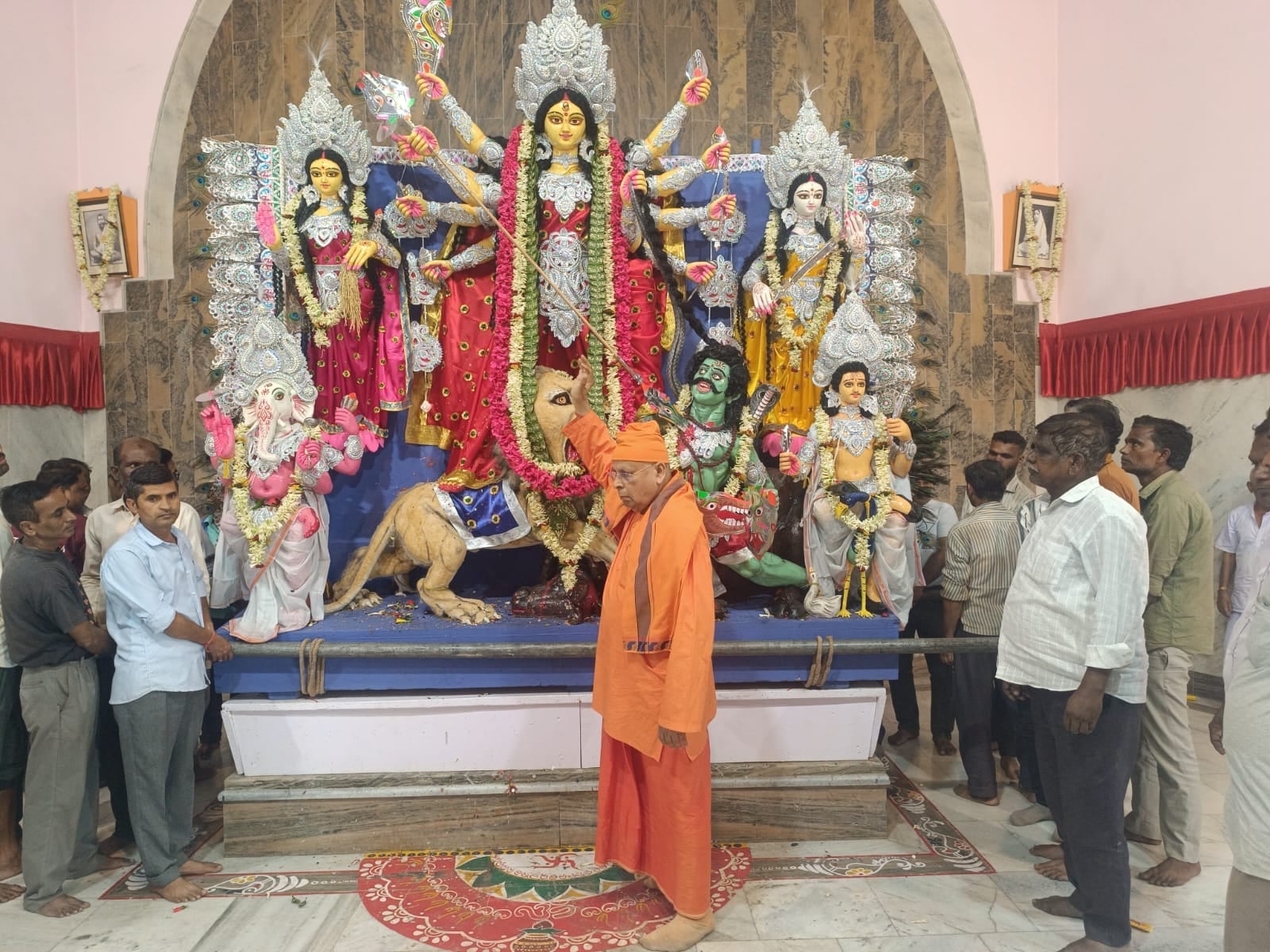 मां दुर्गा के विसर्जन के लिए उमड़े भक्त मां दुर्गा के विसर्जन के लिए उमड़े भक्त