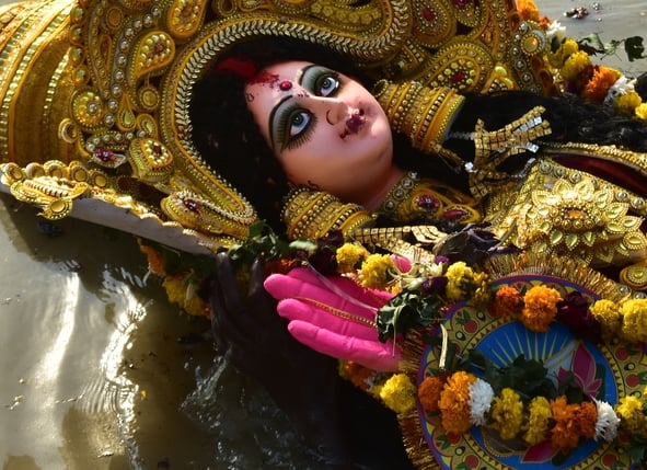 मां दुर्गा के विसर्जन के लिए उमड़े भक्त मां दुर्गा के विसर्जन के लिए उमड़े भक्त