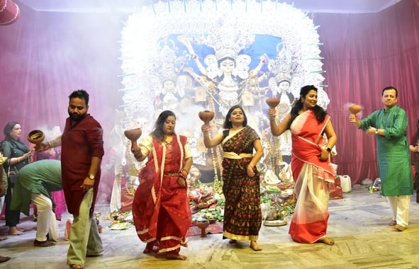 मां दुर्गा के विसर्जन के लिए उमड़े भक्त मां दुर्गा के विसर्जन के लिए उमड़े भक्त