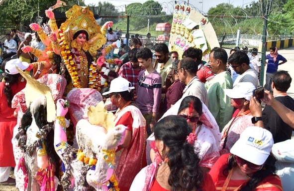 मां दुर्गा के विसर्जन के लिए उमड़े भक्त मां दुर्गा के विसर्जन के लिए उमड़े भक्त