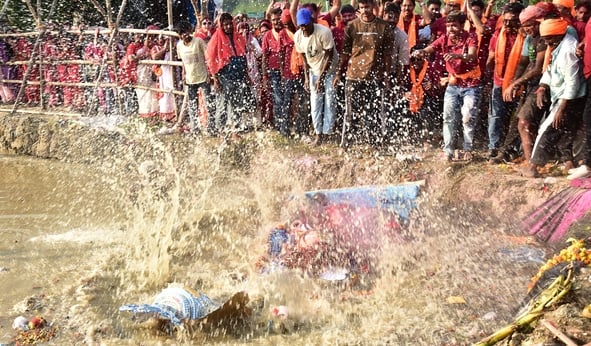 मां दुर्गा के विसर्जन के लिए उमड़े भक्त मां दुर्गा के विसर्जन के लिए उमड़े भक्त