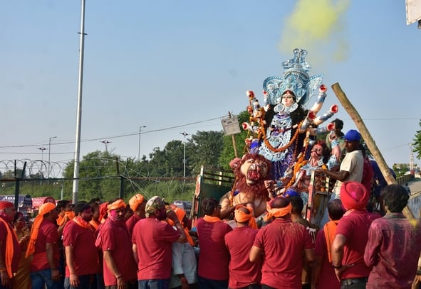 मां दुर्गा के विसर्जन के लिए उमड़े भक्त मां दुर्गा के विसर्जन के लिए उमड़े भक्त