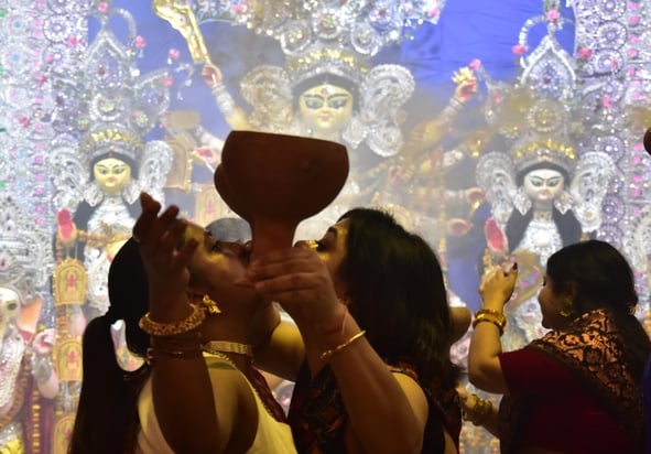 मां दुर्गा के विसर्जन के लिए उमड़े भक्त मां दुर्गा के विसर्जन के लिए उमड़े भक्त