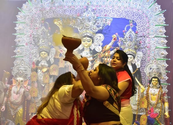 मां दुर्गा के विसर्जन के लिए उमड़े भक्त मां दुर्गा के विसर्जन के लिए उमड़े भक्त