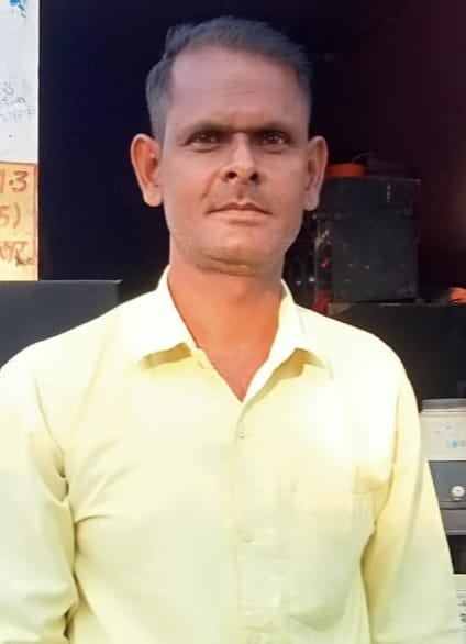 मिरहची में टूटा पड़ा पाइप लाइन का चैंबर। संवाद