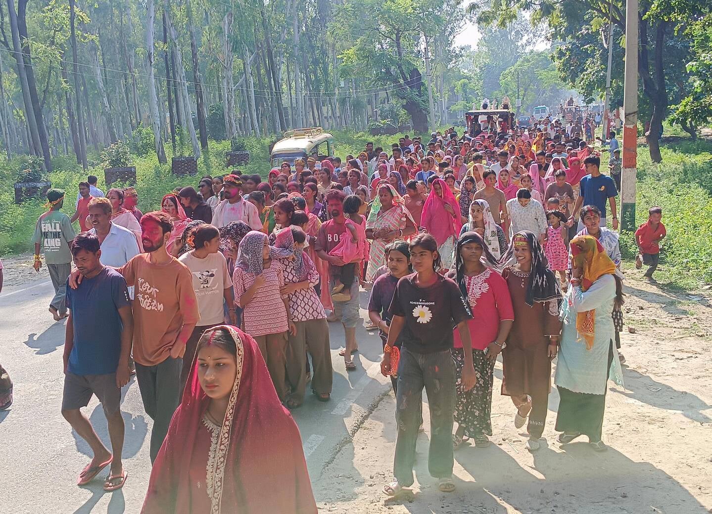 मूर्ति विसर्जन यात्रा में शामिल श्रद्धालु स्रोत संवाद मूर्ति विसर्जन यात्रा में शामिल श्रद्धालु स्रोत संवाद