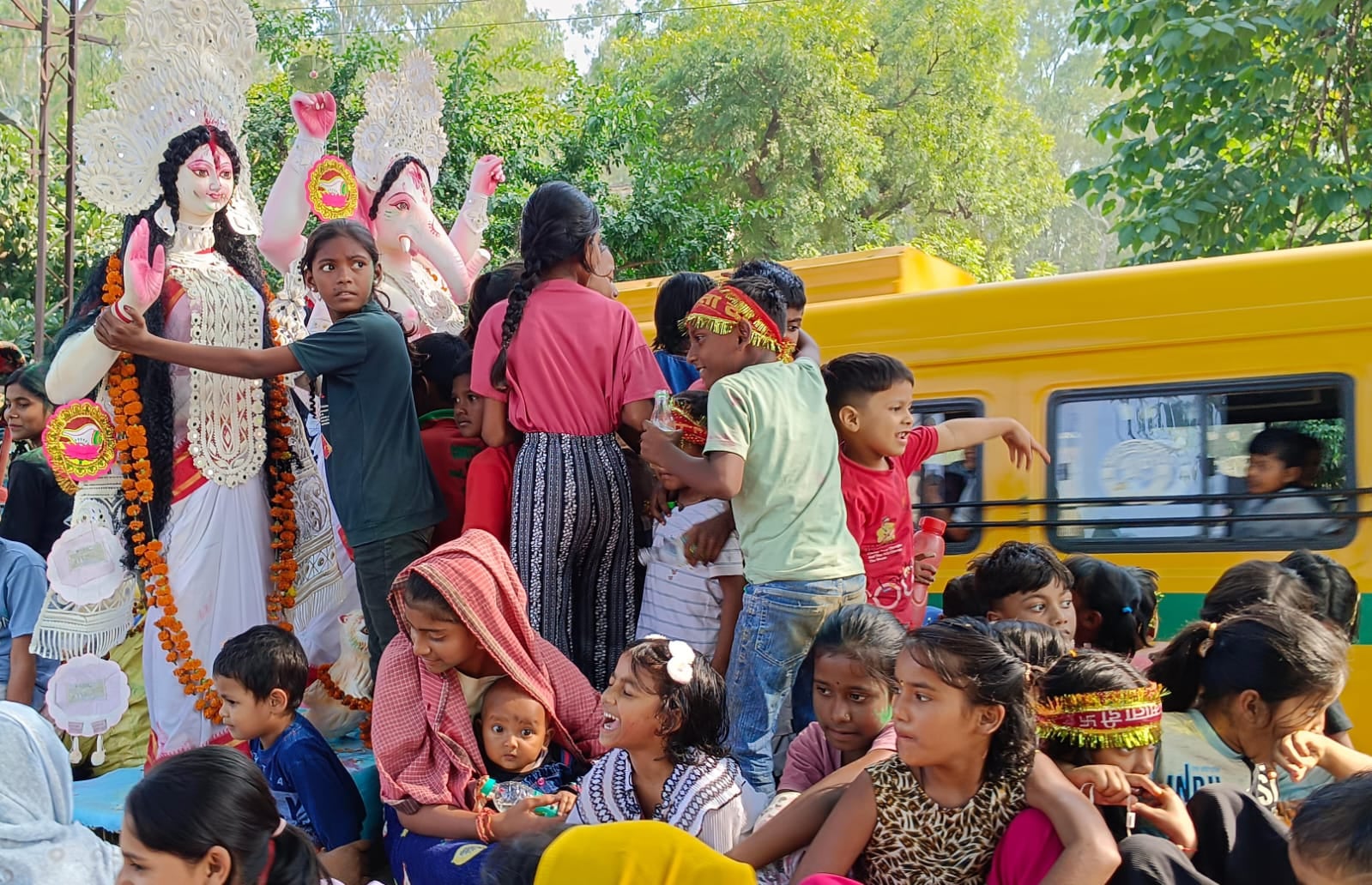 मूर्ति विसर्जन यात्रा में शामिल श्रद्धालु स्रोत संवाद मूर्ति विसर्जन यात्रा में शामिल श्रद्धालु स्रोत संवाद