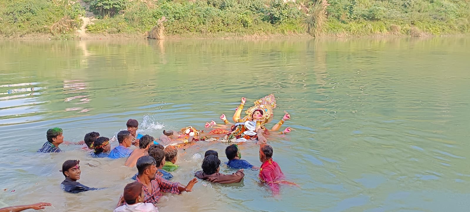 मूर्ति विसर्जन यात्रा में शामिल श्रद्धालु स्रोत संवाद मूर्ति विसर्जन यात्रा में शामिल श्रद्धालु स्रोत संवाद